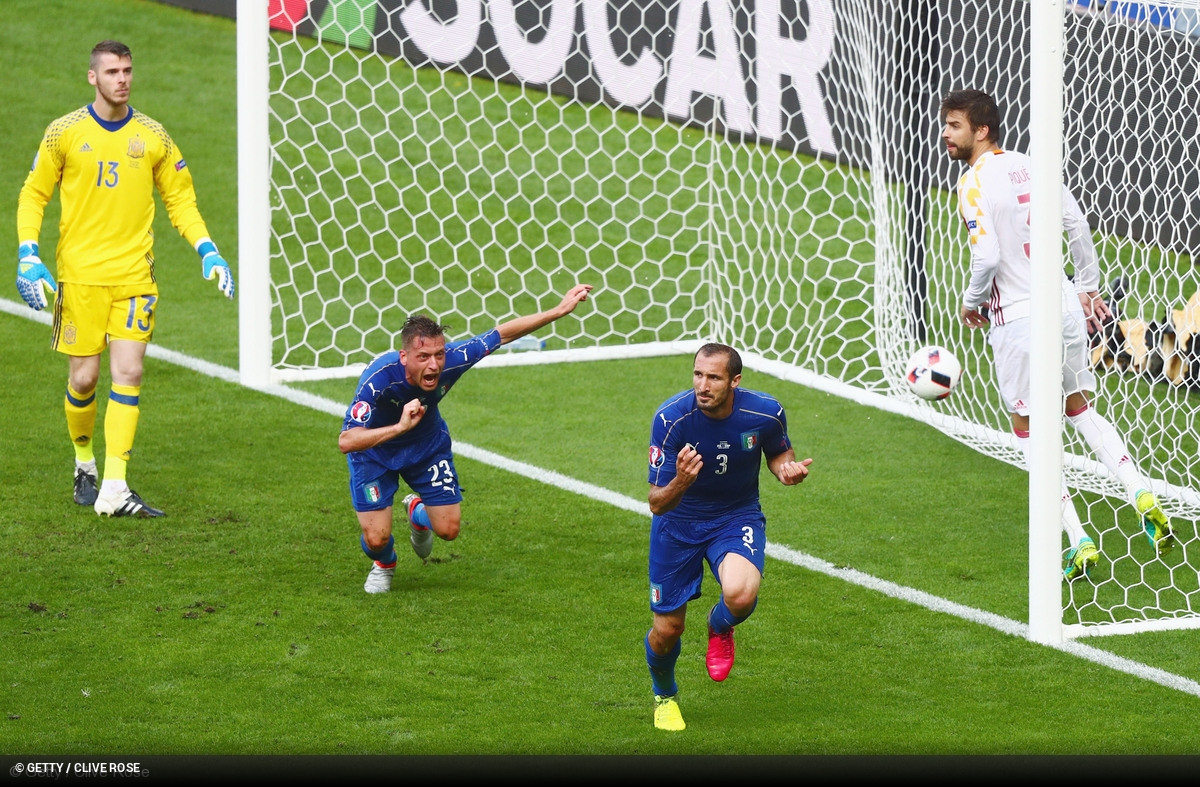 Campe em titulo, a seleo espanhola caiu aos ps de Itlia nos oitavos de final do Euro